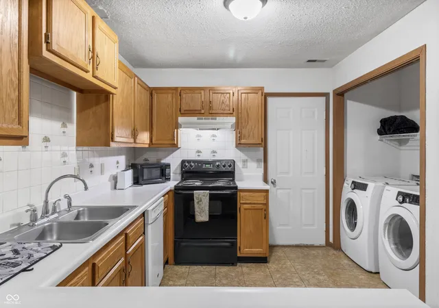 Photo 3 of Single family home for sale at 1216 Country Crk Cir, Indianapolis, IN 46234 | MLS# 22109415 | Listing updated on 2026-09-21