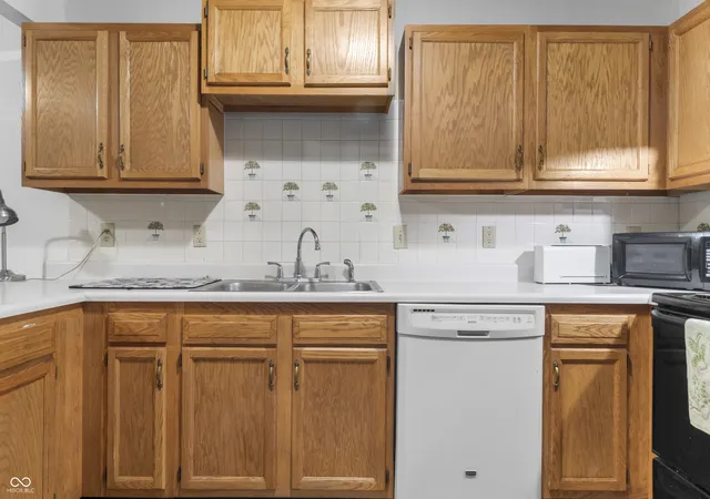 Photo 4 of Single family home for sale at 1216 Country Crk Cir, Indianapolis, IN 46234 | MLS# 22109415 | Listing updated on 2026-09-21