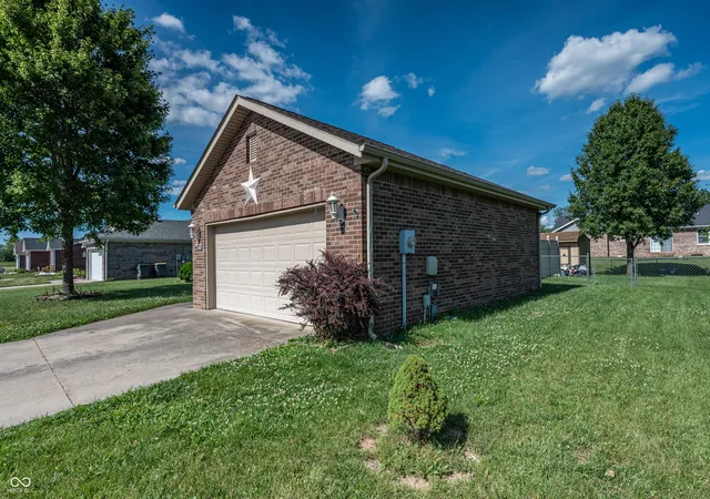 Homes for sale in Seymour, IN | 4611 Ashwood Dr, Seymour, IN 47274 | MLS# 22109442