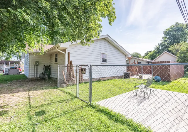 Homes for sale in Seymour, IN | 618 Holiday Dr, Seymour, IN 47274 | MLS# 22109444