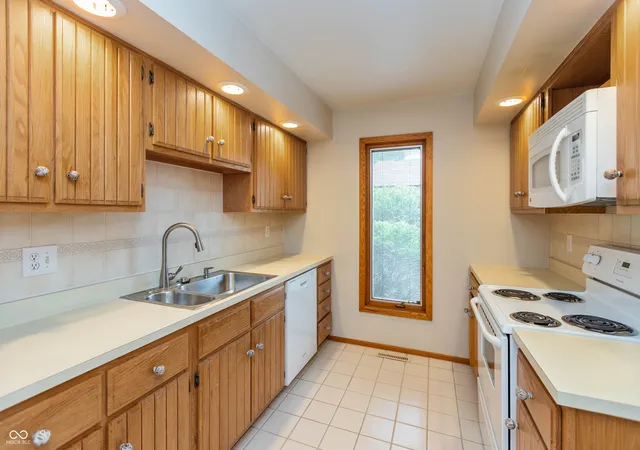 Homes for sale in Columbus, IN | 3177 Sycamore Dr #5A, Columbus, IN 47203 | MLS# 22109527