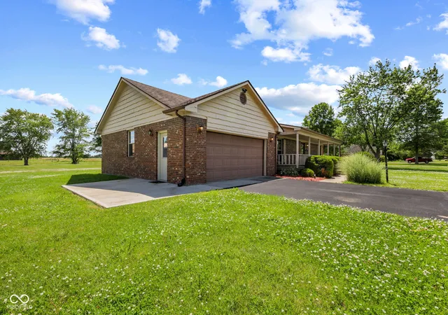 Photo 3 of Single family home for sale at 2945 E 200 South, Franklin, IN 46131 | MLS# 22109614 | Listing updated on 2026-10-01