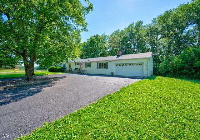 Photo 4 of Single family home for sale at 3650 N Marr Rd, Columbus, IN 47203 | MLS# 22109619 | Listing updated on 2026-09-29