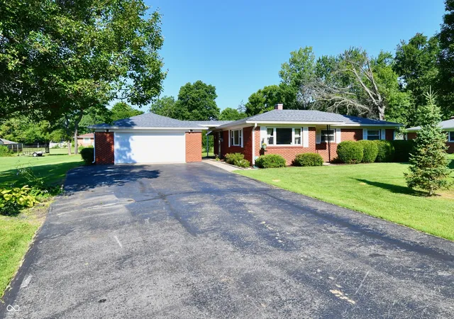 Photo 1 of Single family home for sale at 4928 Oaknoll Dr, Indianapolis, IN 46221 | MLS# 22109667 | Listing updated on 2026-09-03