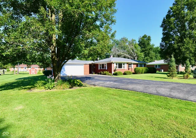 Photo 2 of Single family home for sale at 4928 Oaknoll Dr, Indianapolis, IN 46221 | MLS# 22109667 | Listing updated on 2026-09-03