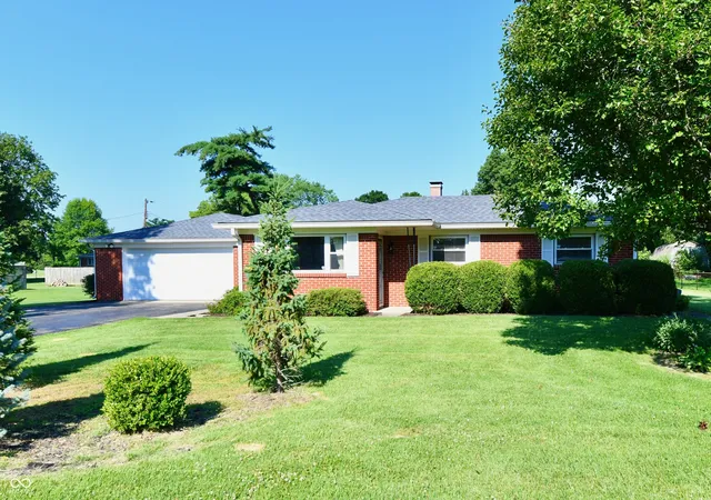 Photo 3 of Single family home for sale at 4928 Oaknoll Dr, Indianapolis, IN 46221 | MLS# 22109667 | Listing updated on 2026-09-03
