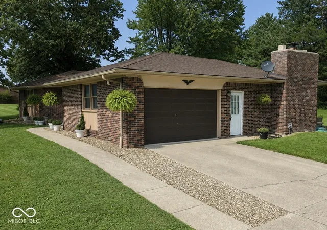 Photo 3 of Single family home for sale at 6 U Dr, Cloverdale, IN 46120 | MLS# 22109738 | Listing updated on 2026-09-14