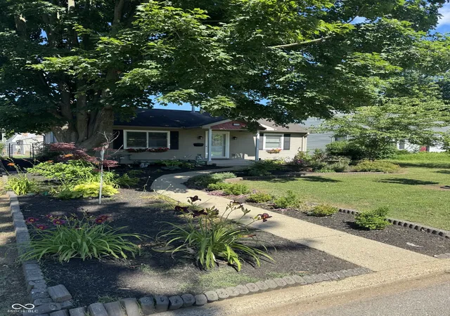 Photo 2 of Sale Pending at 2216 Newton St, Columbus, IN 47201 | MLS# 22109749 | Listing updated on 2026-08-31