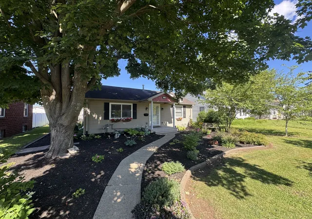 Photo 3 of Sale Pending at 2216 Newton St, Columbus, IN 47201 | MLS# 22109749 | Listing updated on 2026-08-31