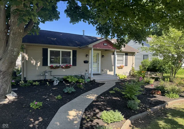 Photo 3 of Sale Pending at 2216 Newton St, Columbus, IN 47201 | MLS# 22109749 | Listing updated on 2026-08-31