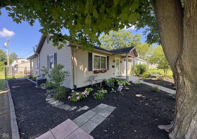 Photo 4 of Sale Pending at 2216 Newton St, Columbus, IN 47201 | MLS# 22109749 | Listing updated on 2026-08-31