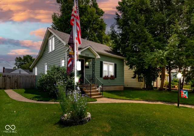 Homes for sale in Seymour, IN | 220 Lee Blvd, Seymour, IN 47274 | MLS# 22109762