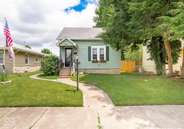 Homes for sale in Seymour, IN | 220 Lee Blvd, Seymour, IN 47274 | MLS# 22109762