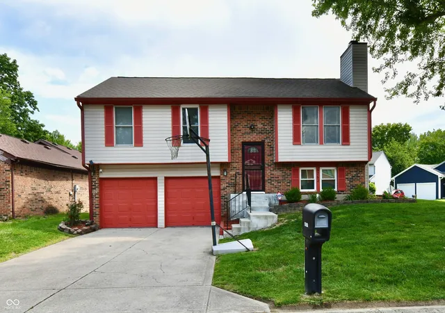Photo 1 of Single family home for sale at 5762 Pilgrim Dr, Indianapolis, IN 46254 | MLS# 22109957 | Listing updated on 2026-09-01