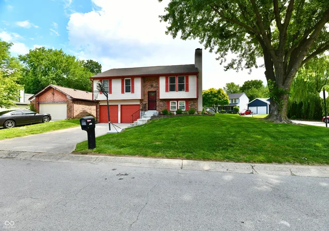 Photo 2 of Single family home for sale at 5762 Pilgrim Dr, Indianapolis, IN 46254 | MLS# 22109957 | Listing updated on 2026-09-01