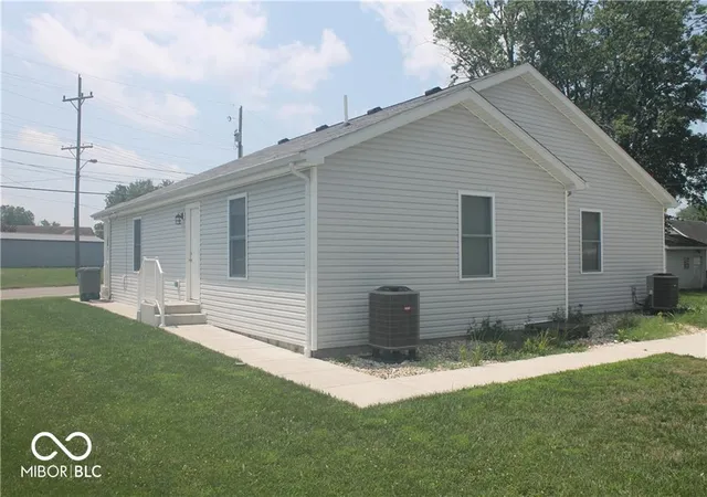 Homes for sale in Seymour, IN | 821 E 10Th St, Seymour, IN 47274 | MLS# 22109984