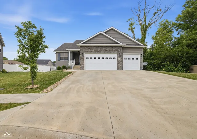 Homes for sale in Greencastle, IN | 128 Woods Edge Blvd E, Greencastle, IN 46135 | MLS# 22109987