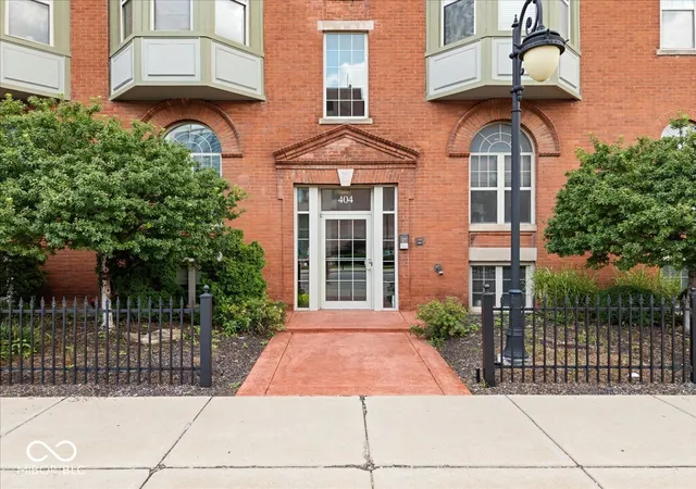 Photo 3 of Condo for sale at 404 E New York St #304, Indianapolis, IN 46202 | MLS# 22110052 | Listing updated on 2026-09-30
