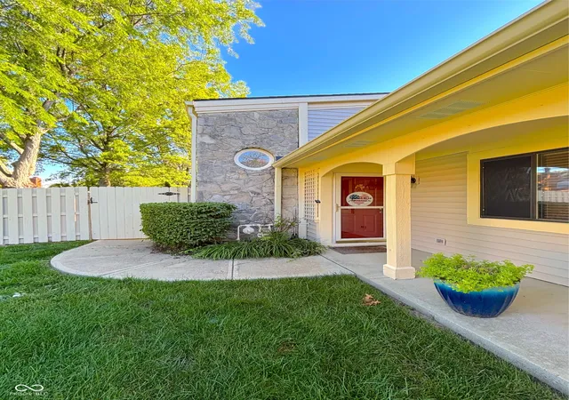 3rd image of 1526 Roanoke Dr, Zionsville, IN 46077 | MLS# 22110058