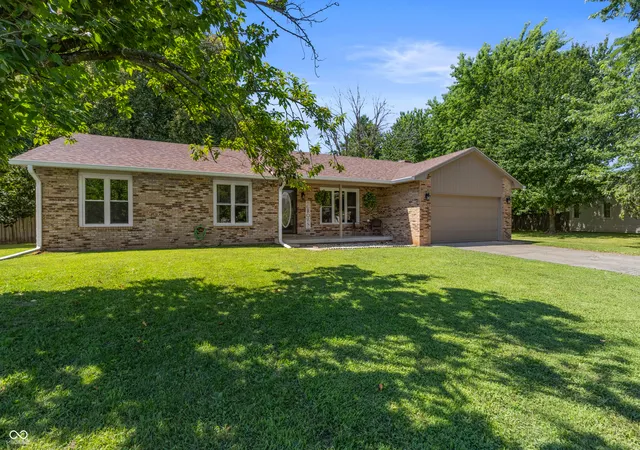 1st image of 5308 E Broadmore Dr, Columbus, IN 47201 | MLS# 22110319