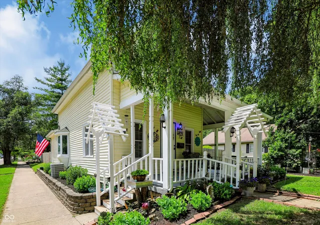 Photo 3 of Single family home for sale at 402 N Noble St, Greenfield, IN 46140 | MLS# 22110368 | Listing updated on 2026-09-22