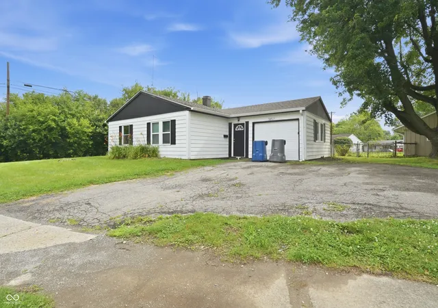 3rd image of 3857 Chateau Dr, Indianapolis, IN 46226 | MLS# 22110387