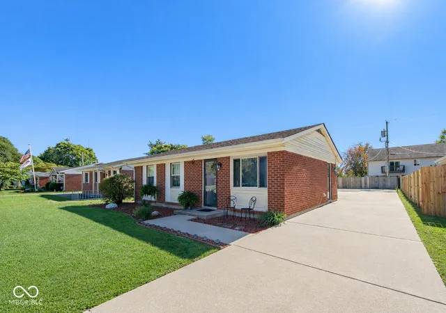 Photo 2 of Sale Pending at 2855 12th Street, Columbus, IN 47201 | MLS# 22110390 | Listing updated on 2026-09-08