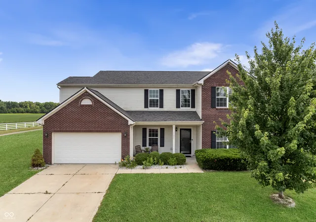 Photo 2 of Single family home for sale at 11851 Fawn Crst, Indianapolis, IN 46235 | MLS# 22110438 | Listing updated on 2026-10-07