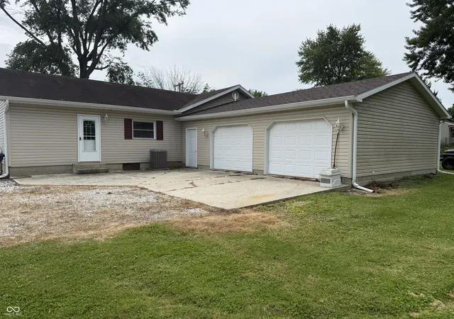 Photo 3 of Single family home for sale at 518 Linden Dr, Spiceland, IN 47385 | MLS# 22110512 | Listing updated on 2026-08-20