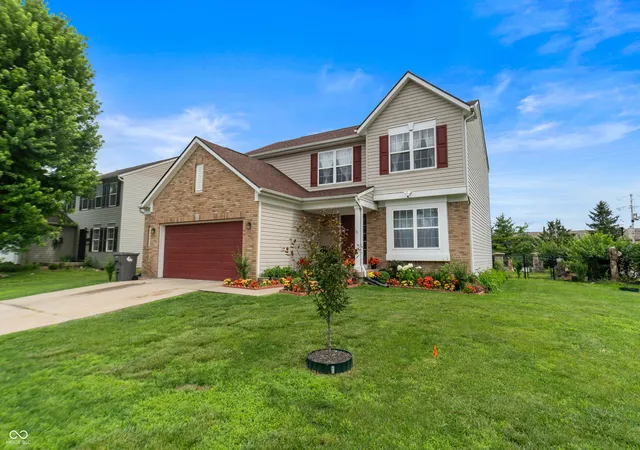 Photo 2 of Sale Pending at 6951 Governors Pointe Blvd, Indianapolis, IN 46217 | MLS# 22110542 | Listing updated on 2026-10-16