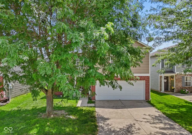 3rd image of 741 Wheatgrass Dr, Greenwood, IN 46143 | MLS# 22110627