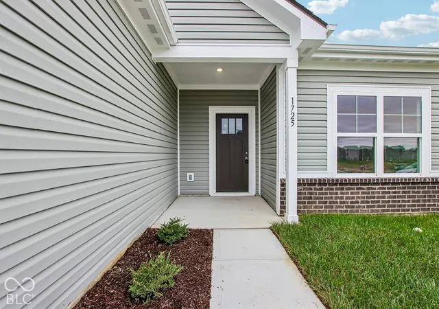 Photo 3 of Sale Pending at 1725 E Hanna Dr, Martinsville, IN 46151 | MLS# 22110657 | Listing updated on 2026-10-23