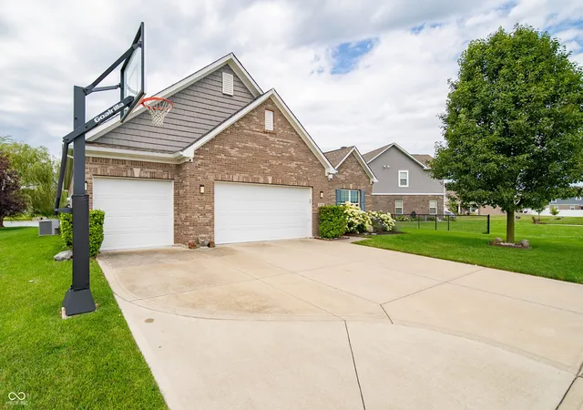 2nd image of 3190 S Courtney Dr, New Palestine, IN 46163 | MLS# 22110839