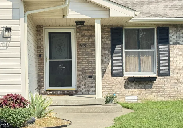 Photo 3 of Sale Pending at 618 Idlewood Ct, Seymour, IN 47274 | MLS# 22110869 | Listing updated on 2026-08-21