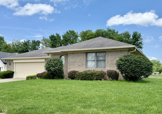 2nd image of 897 N Scott Dr, Greenwood, IN 46142 | MLS# 22110877