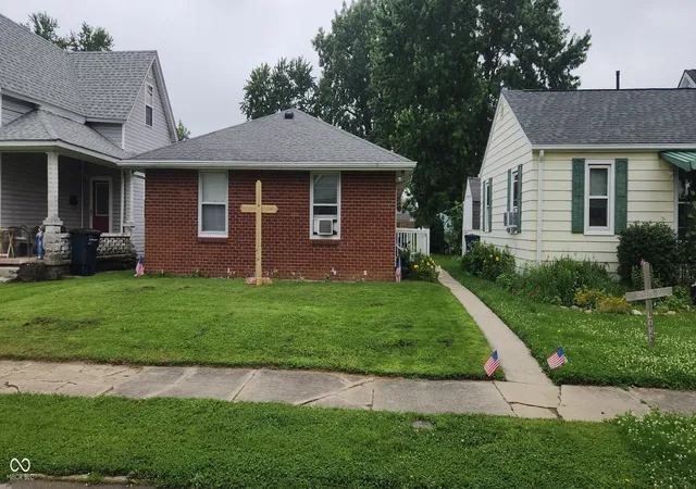 Photo 2 of Sale Pending at 1328 S G St, Elwood, IN 46036 | MLS# 22110894 | Listing updated on 2026-09-12
