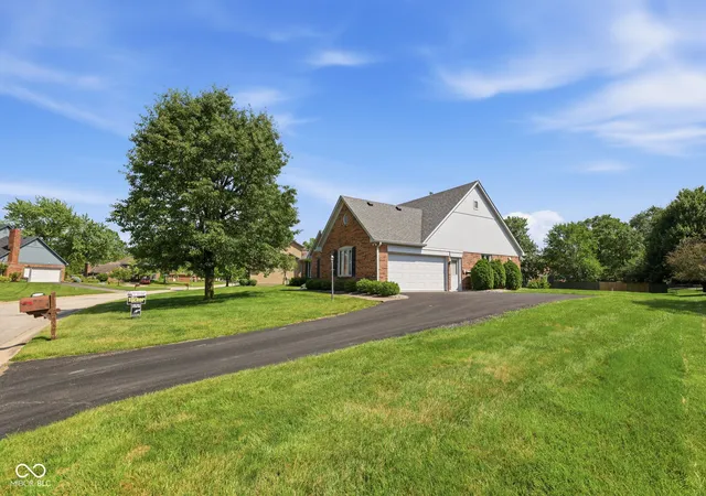 Homes for sale in Indianapolis, IN | 8051 Castle Cove Rd, Indianapolis, IN 46256 | MLS# 22110924
