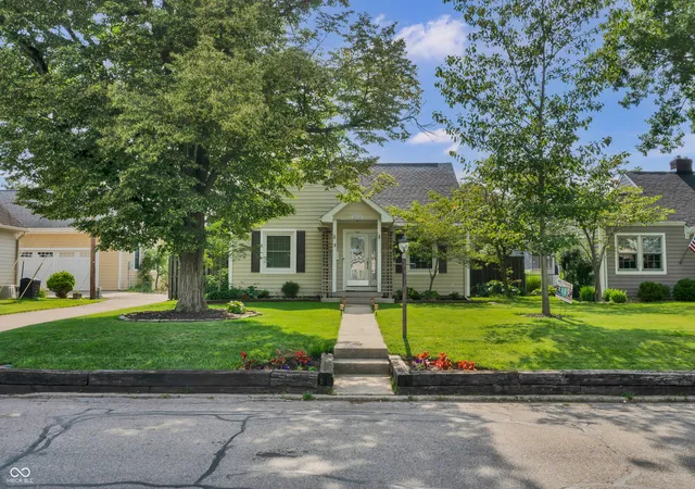 1st image of 2222 Chestnut St, Columbus, IN 47201 | MLS# 22110927