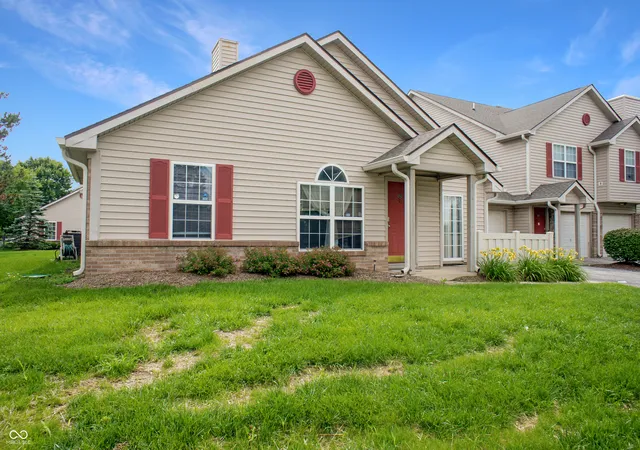 Photo 2 of Sale Pending at 4805 Kelvington Dr, Indianapolis, IN 46254 | MLS# 22111047 | Listing updated on 2026-08-23