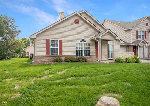 Photo 3 of Sale Pending at 4805 Kelvington Dr, Indianapolis, IN 46254 | MLS# 22111047 | Listing updated on 2026-08-23