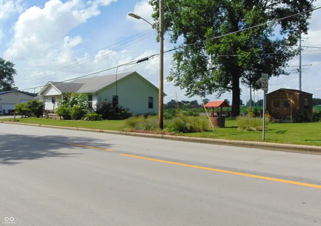 2nd image of 922 E Main St, Jamestown, IN 46147 | MLS# 22111109