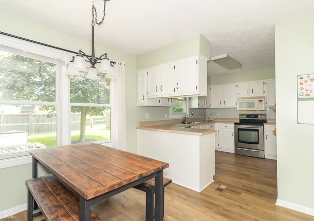4th image of 204 Creek Wood Dr, Greenfield, IN 46140 | MLS# 22111193