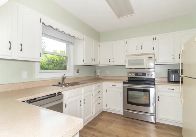 5th image of 204 Creek Wood Dr, Greenfield, IN 46140 | MLS# 22111193