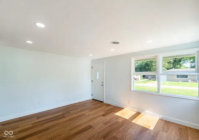Photo 3 of Single family home for sale at 3117 31st Street, Columbus, IN 47203 | MLS# 22111195 | Listing updated on 2026-10-07