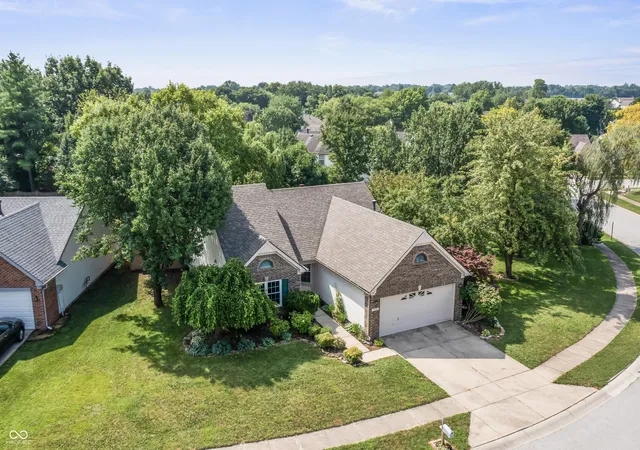 Photo 2 of Single family home for sale at 323 Lake Ridge Ln, Greenwood, IN 46142 | MLS# 22111330 | Listing updated on 2026-09-17