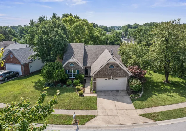 Photo 3 of Single family home for sale at 323 Lake Ridge Ln, Greenwood, IN 46142 | MLS# 22111330 | Listing updated on 2026-09-17