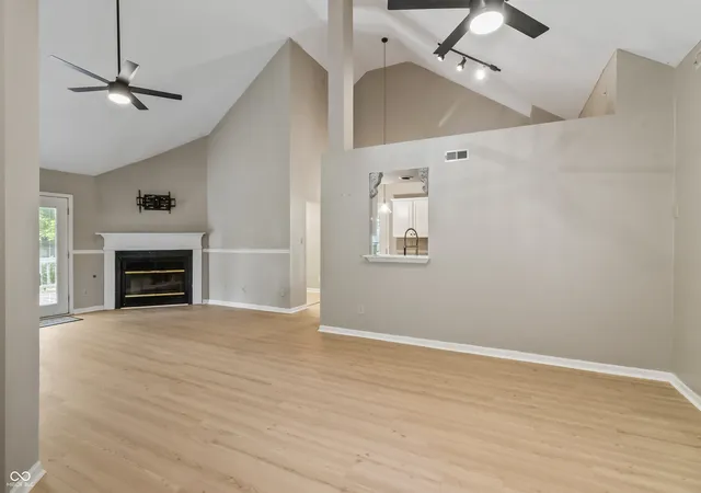 Photo 4 of Single family home for sale at 323 Lake Ridge Ln, Greenwood, IN 46142 | MLS# 22111330 | Listing updated on 2026-09-17