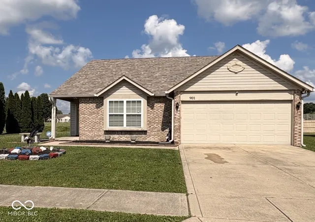 Homes for sale in Whiteland, IN | 901 Nicole Wy, Whiteland, IN 46184 | MLS# 22111386