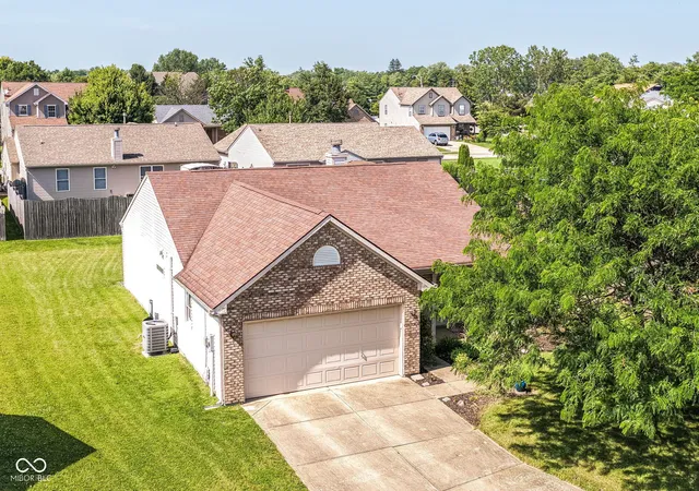 Photo 2 of Single family home for sale at 1214 Stonebridge Dr, Anderson, IN 46013 | MLS# 22111434 | Listing updated on 2026-09-25