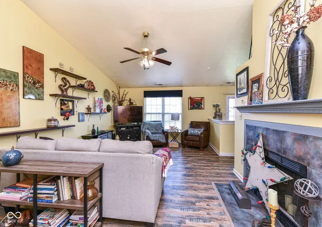 Photo 4 of Single family home for sale at 1214 Stonebridge Dr, Anderson, IN 46013 | MLS# 22111434 | Listing updated on 2026-09-25